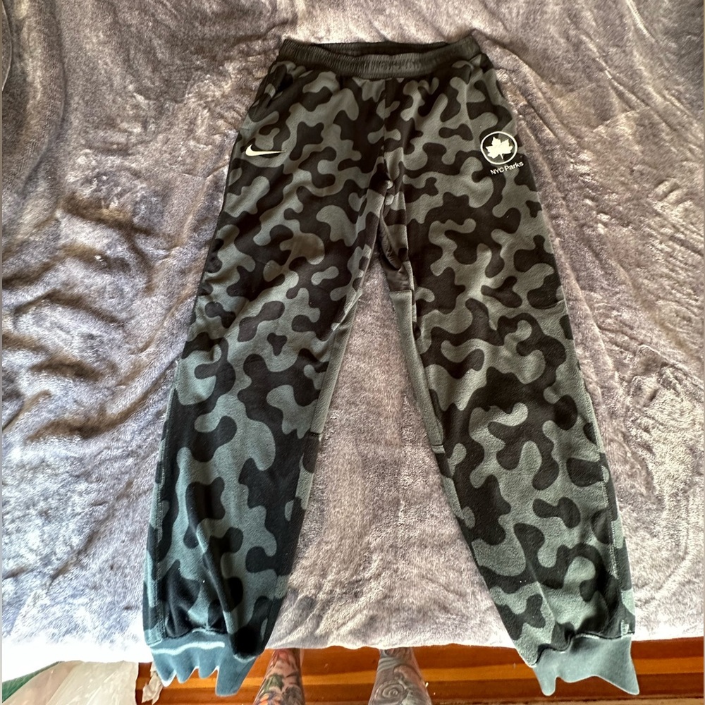 Nike Sportswear NYC Parks sweatpants - Large